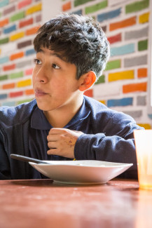 Junge beim Mittagessen