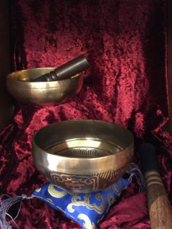 verschiedene Klangschalen aus Messing mit Klöppel