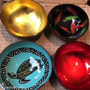 schalen aus Kokosnusshälften innen farbig glänzend bemalt 